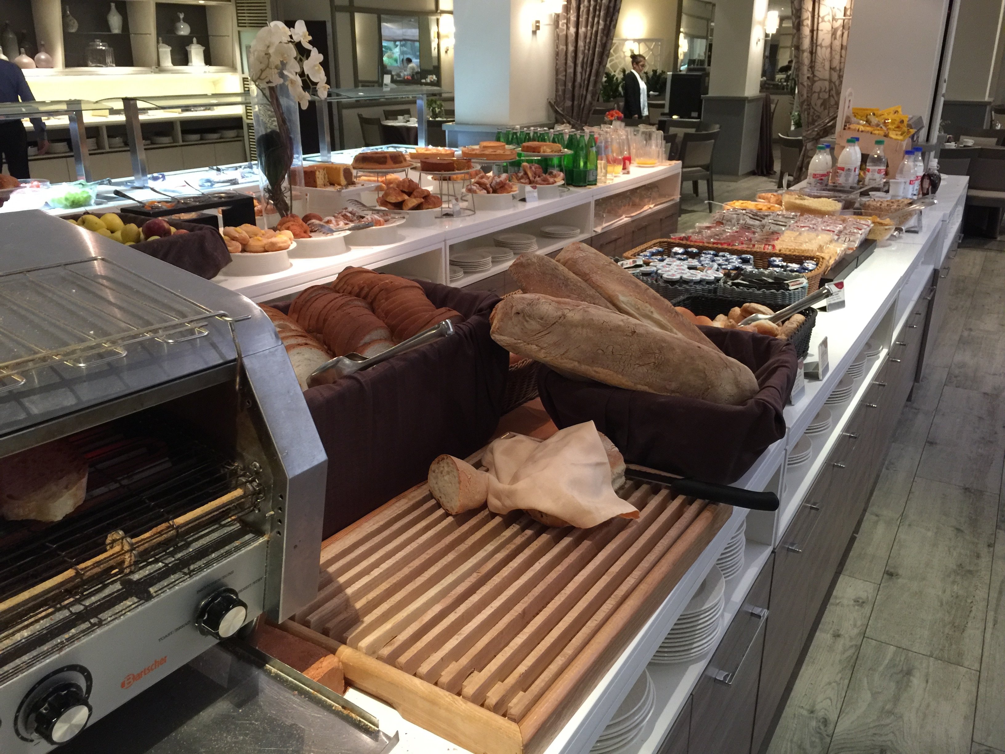 Crowne Plaza Rome-St. Peter's bread station